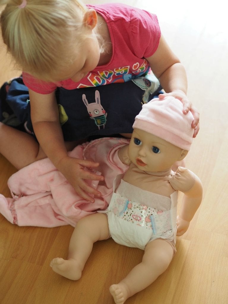 baba Annabell interaktív baba áttekintés-Annabell a pelenkában