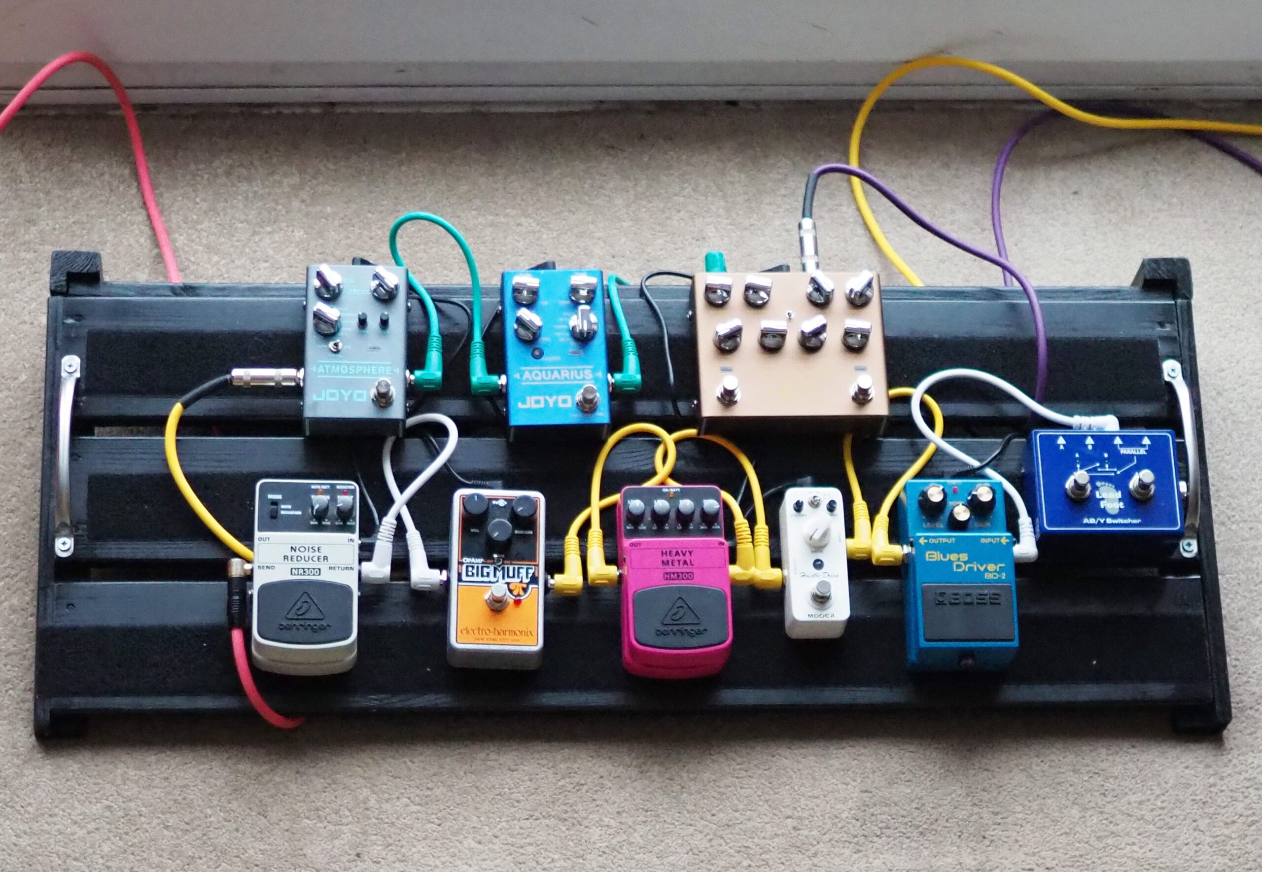 This is a very unique way to attach pedals to a custom pedal board without  using any velcro